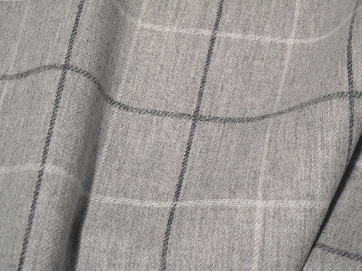 Close-up of OXFORD CHECK GREY fabric from Arte Fresca Outlet, revealing the fine woven lines of the classic check pattern, the melange grey, anthracite, and cream-white tones, and the soft, dense texture of 100% wool.