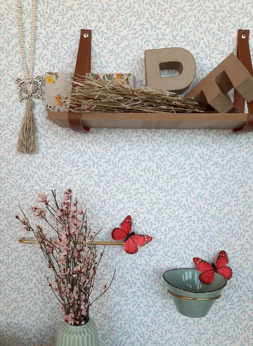 Die Tapete Briou Light Blue stilvoll an der Wand in einem liebevoll eingerichteten Kinderzimmer dekoriert