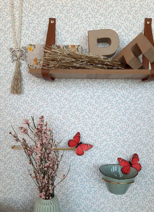 Die Tapete Briou Light Blue stilvoll an der Wand in einem liebevoll eingerichteten Kinderzimmer dekoriert