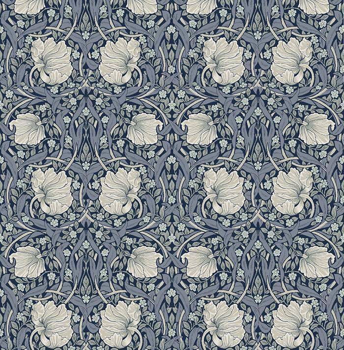 Flache Ansicht der Tapete Dorian Blue mit symmetrischen Blüten und Ranken nach William Morris