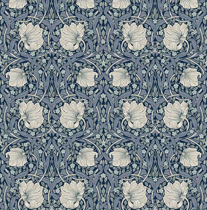 Flache Ansicht der Tapete Dorian Blue mit symmetrischen Blüten und Ranken nach William Morris