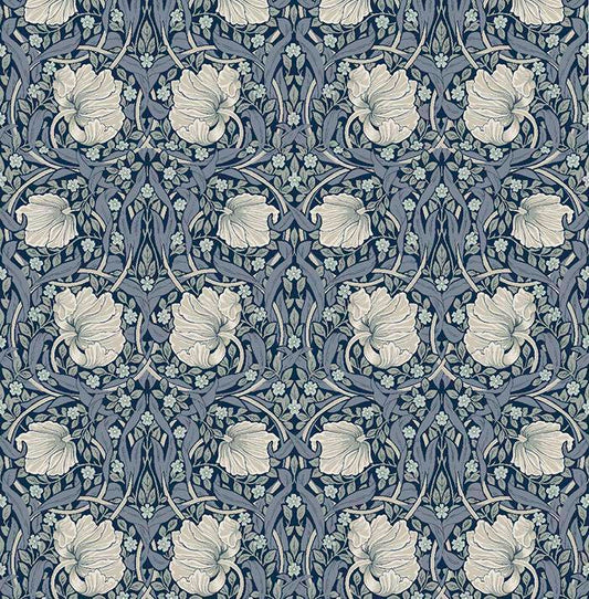 Flache Ansicht der Tapete Dorian Blue mit symmetrischen Blüten und Ranken nach William Morris