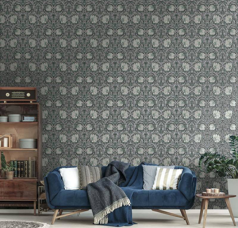 Flache Ansicht der Tapete Dorian Blue mit symmetrischen Blüten und Ranken nach William Morris