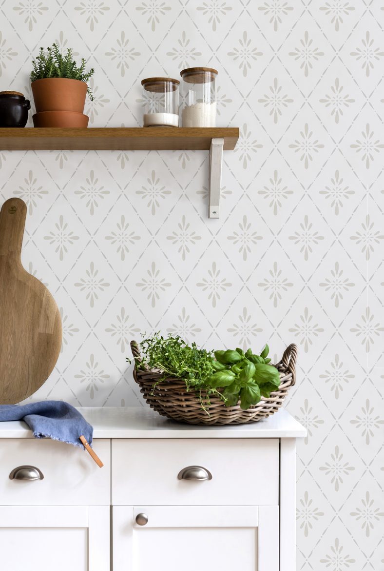 Schwedische Landhaustapete an der Wand in einem hellen, gemütlichen Wohnraum