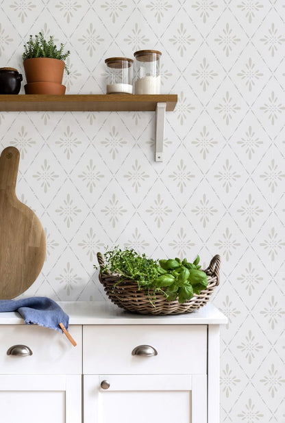 Schwedische Landhaustapete an der Wand in einem hellen, gemütlichen Wohnraum
