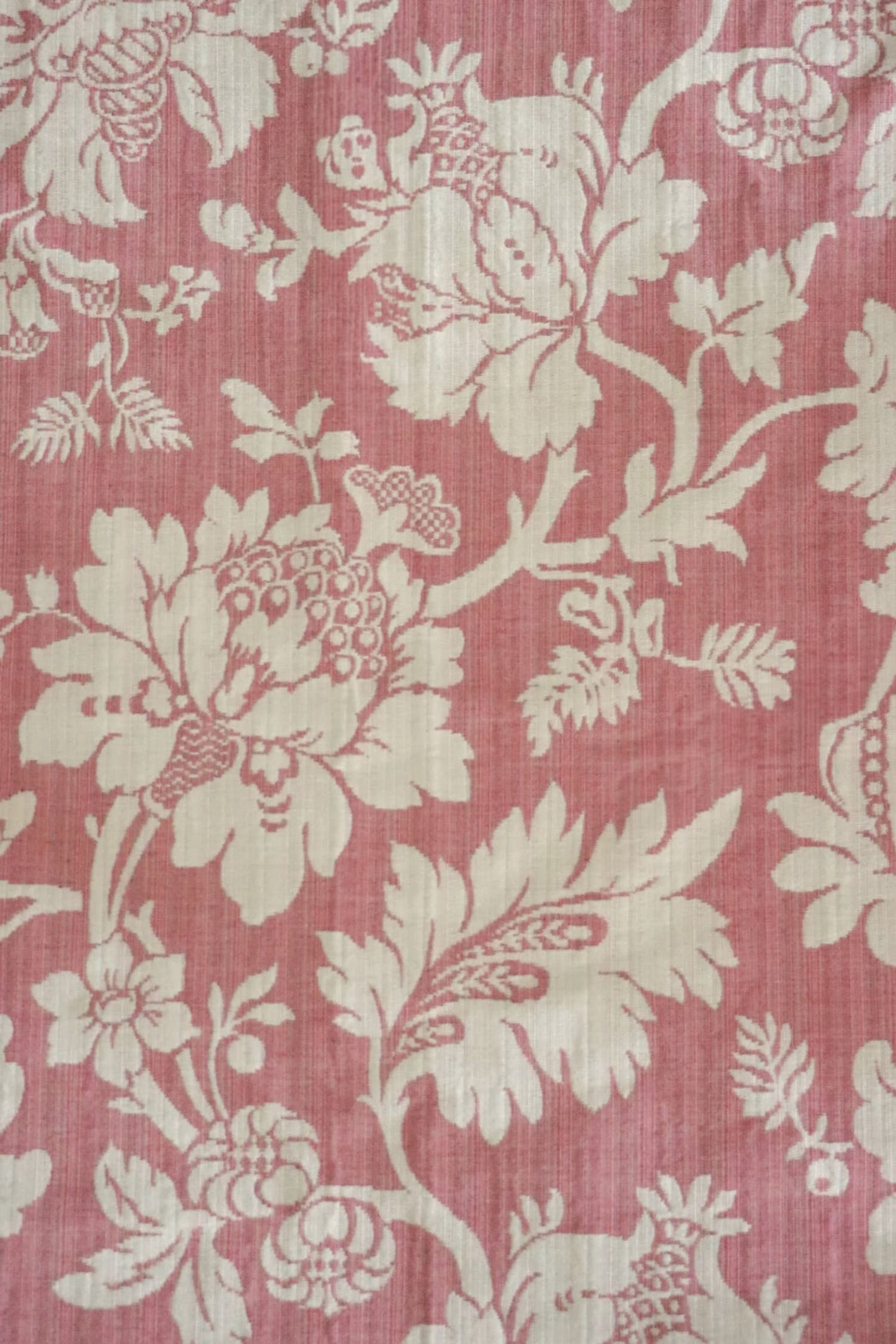 MARY ROSE jacquard fabric by Arte Fresca Outlet, an exquisite English-woven textile (60% viscose, 20% cotton, 20% flax). It features a lush, creamy white floral bouquet pattern on a soft old rose background, creating a tactile, elegant surface reminiscent of blooming roses, perfect for romantic interiors.