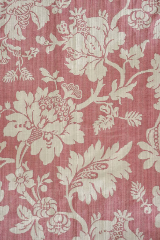 MARY ROSE jacquard fabric by Arte Fresca Outlet, an exquisite English-woven textile (60% viscose, 20% cotton, 20% flax). It features a lush, creamy white floral bouquet pattern on a soft old rose background, creating a tactile, elegant surface reminiscent of blooming roses, perfect for romantic interiors.