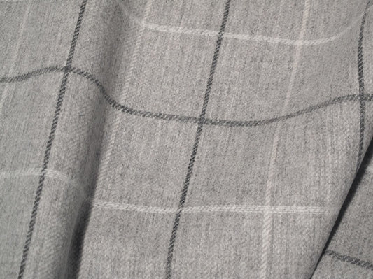 Close-up of OXFORD CHECK GREY fabric from Arte Fresca Outlet, revealing the fine woven lines of the classic check pattern, the melange grey, anthracite, and cream-white tones, and the soft, dense texture of 100% wool.