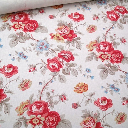 Flaches Muster des englischen Vorhangstoffs mit roten und rosafarbenen Rosen auf hellem Grund