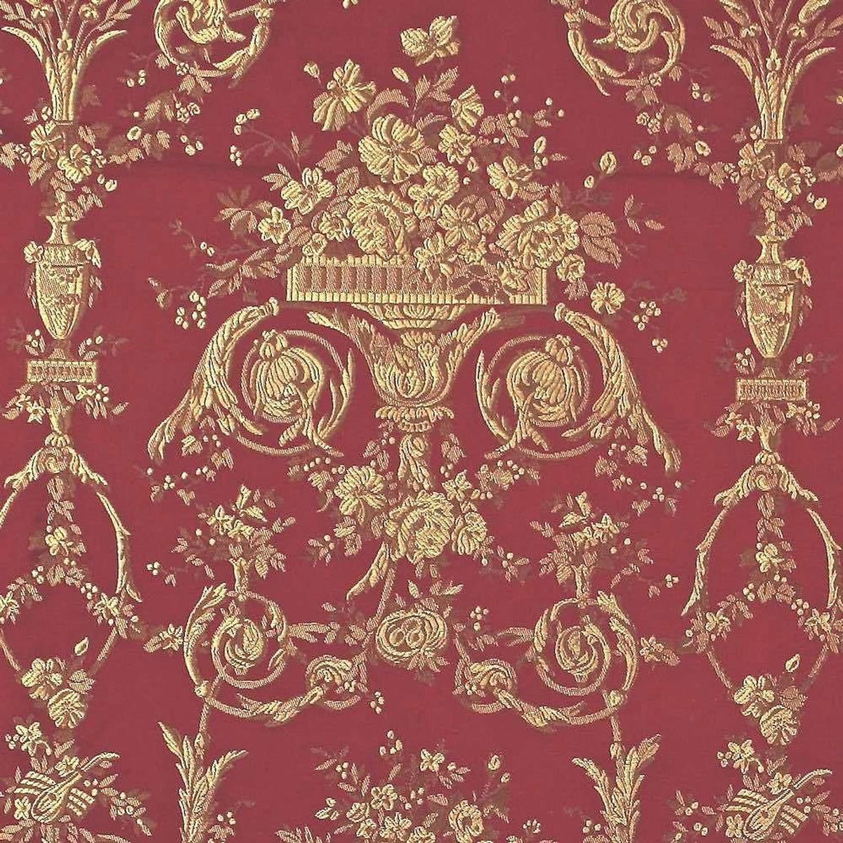  A close-up of the reduced-price VILLA BORGHESE fabric coupon from Arte Fresca Outlet. The image shows the full, opulent pattern of rococo flowers and ornaments in shimmering gold on a rich red background, highlighting the quality of the woven fabric.
