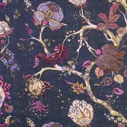 Flache Ansicht des bedruckten französischen Leinenstoffs mit romantischem Blumenmuster in Aubergine und Pink auf Anthrazit